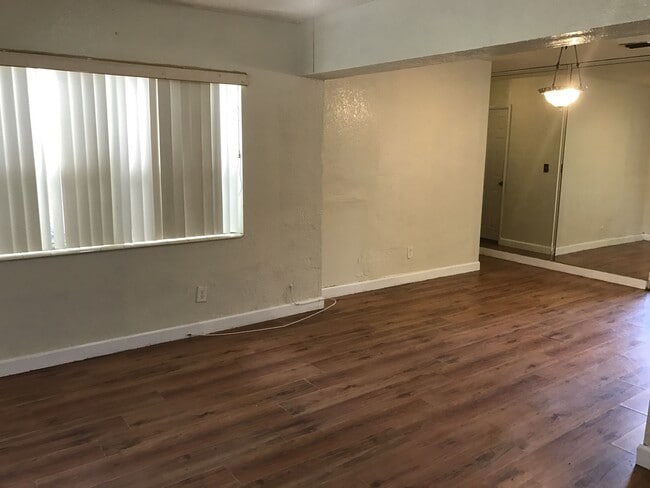 Building Photo - Nice 3-1 with central air