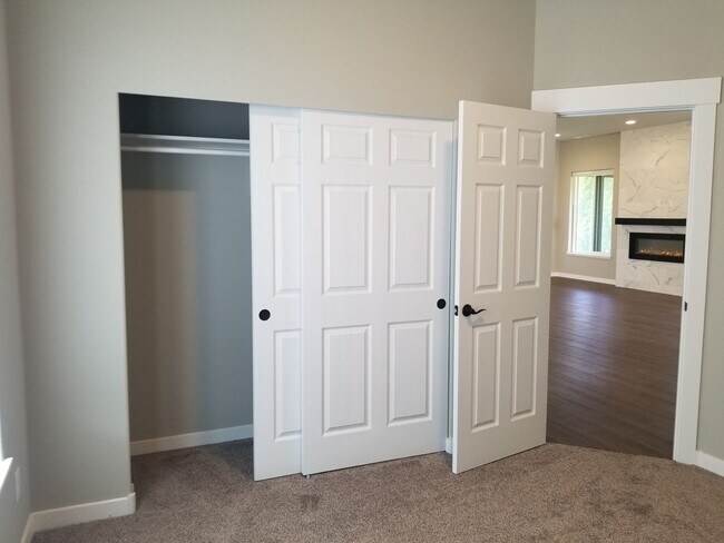 Building Photo - West Valley 3 bedroom 3 Car Garage Custom ...