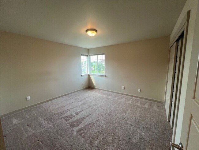 Building Photo - 2200 Greenview Cir