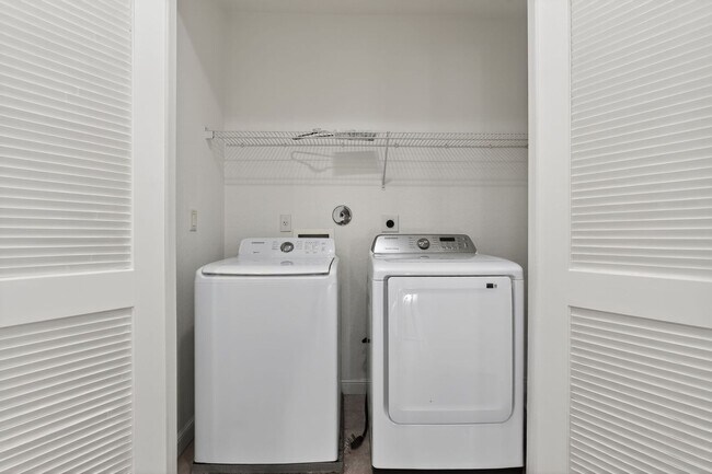 Building Photo - 4 Bedroom Townhome in West Palm Beach