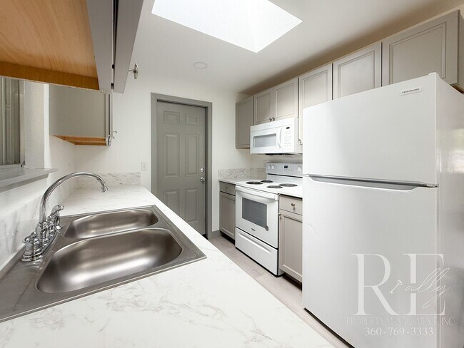 Building Photo - Bright 3BR Home on Amelia Ct | LVP Floors,...