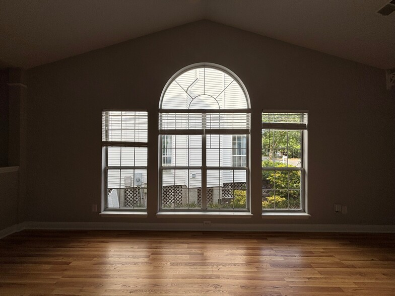 Building Photo - 1715 Crystal Lake Dr