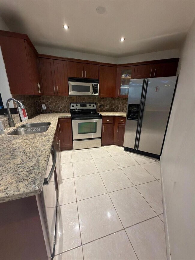 Building Photo - 9443 Fontainebleau Blvd