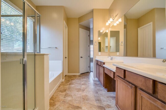 Building Photo - 3 Bedroom - 2 Bath plus Den - 2224 Sq. Ft....