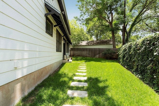 Building Photo - 3005 Bryker Dr