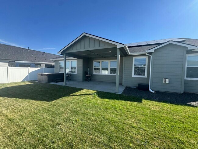 Building Photo - 18551 White Rose Pl