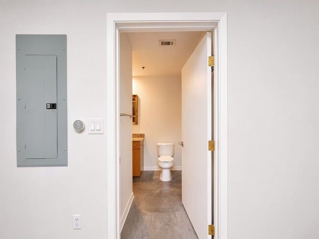 Building Photo - Modern Condo in The Cedars, Dallas with Private Patio | Available for Lease!