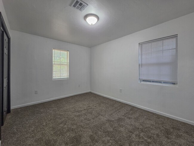 Building Photo - Charming 3-Bed, 2.5-Bath Home in Bethany w...