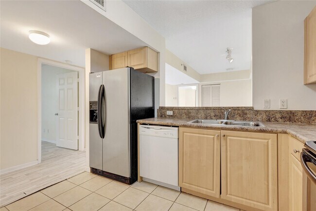 Building Photo - 529 E Sheridan St