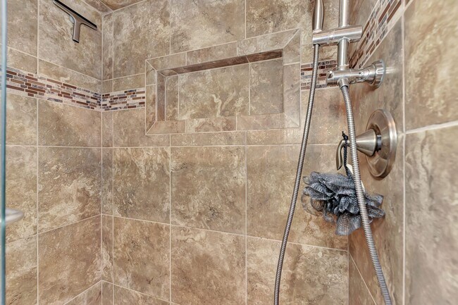 Building Photo - BEAUTIFUL 2 BEDROOM 2 BATHROOM + A DEN VILLA WITH GORGEOUS LAKE VIEWS!