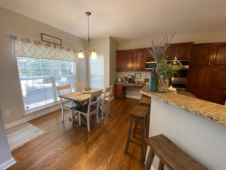 Building Photo - 10301 Rougemont Ln