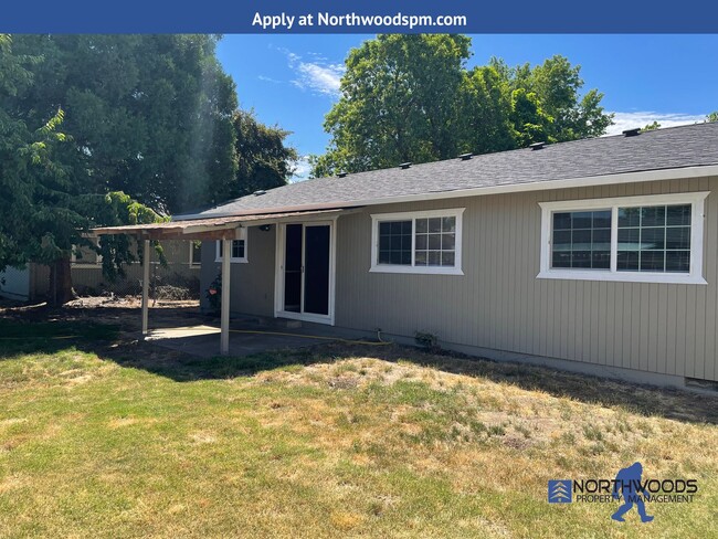 Building Photo - Very Nice 3 Bedroom 1.5 Bath Home-Located ...