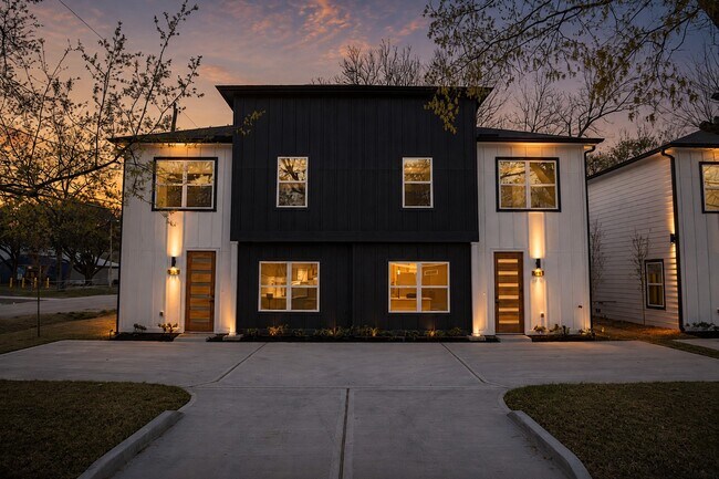 Building Photo - 8805 Parkway Dr