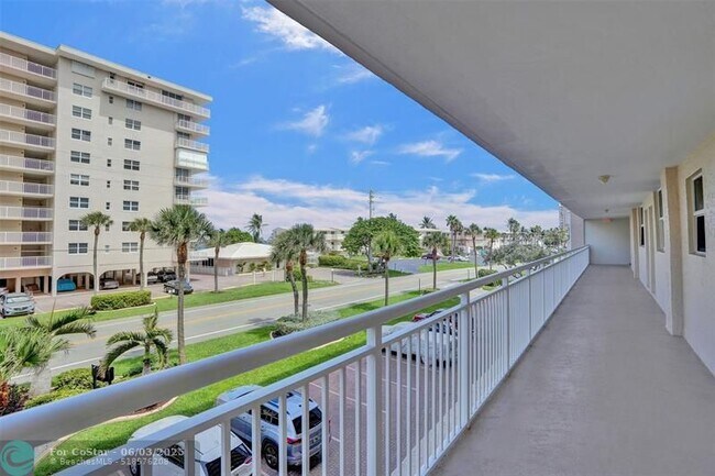 Building Photo - 1050 Hillsboro Mile