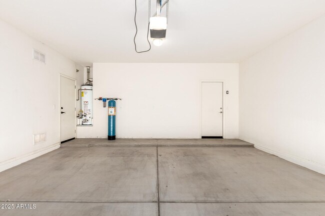 Building Photo - 252 W Blue Lagoon Dr