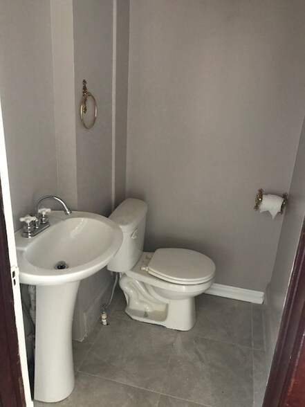 Building Photo - 617 Moulton St E