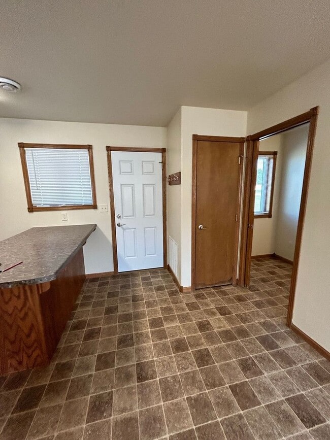 Building Photo - 122 Main St E