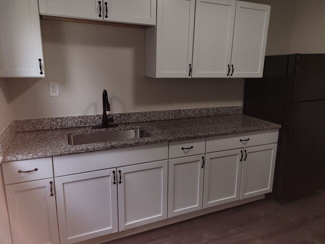 Building Photo - Renovated 4-Bedroom Home – We Welcome Sect...