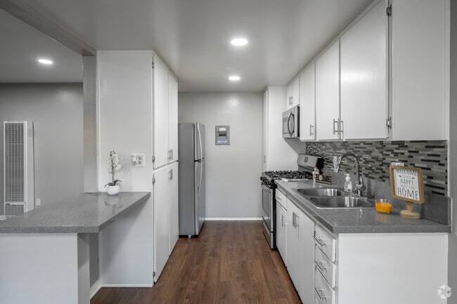1BR, 1BA - Kitchen - 291 Avocado St.