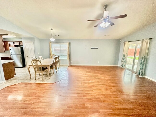 Building Photo - Spacious South Fresno 4/2