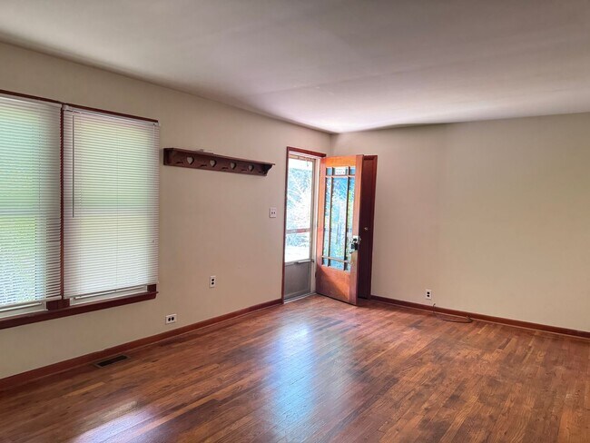 Building Photo - Country Living on 2 Acres! Palmyra Area. 2 Bed/1 Bath and a office.