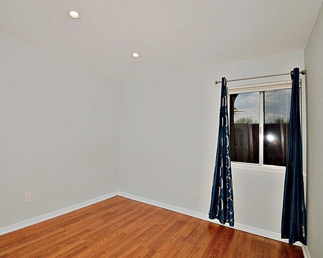 Building Photo - 2230 N Indian Canyon Dr
