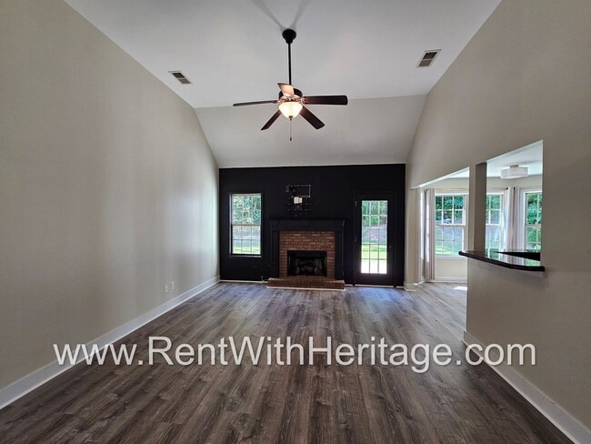 Building Photo - Amazing 4 Bedroom/ 3 Bath Home / Attention...