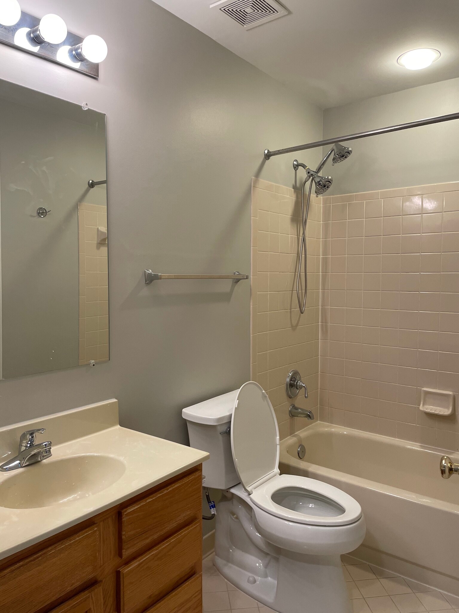 Upstairs bath - 3922 Kathryn Jean Ct
