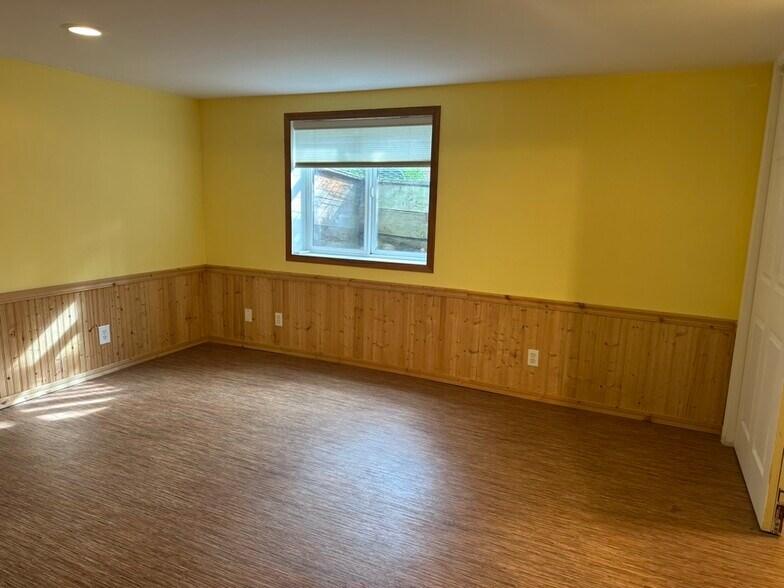 Studio Living Room - 3405 NE Ainsworth St