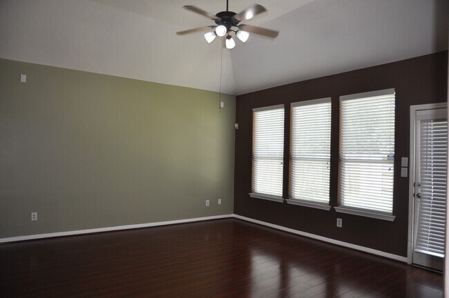 Building Photo - 2222 Drake Falls Dr