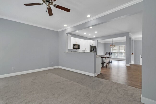 Building Photo - Awesome 3BE/2.5BA home in Bellevue!