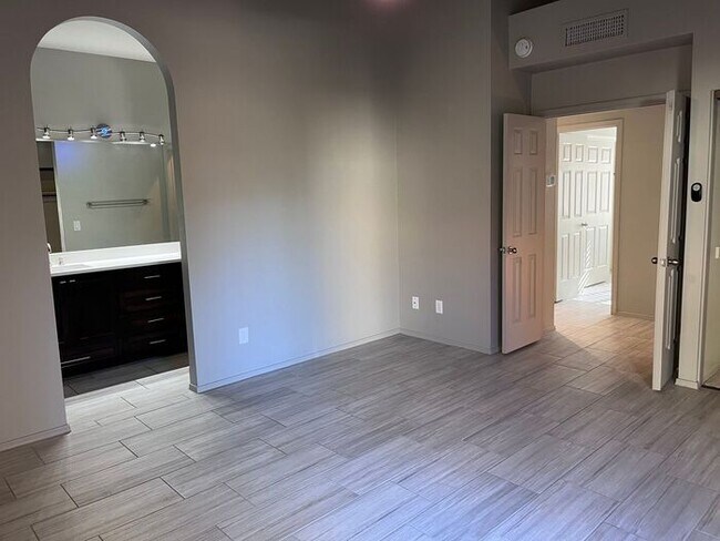 Building Photo - Adorable light and bright! 3Bedroom/2Bath ...