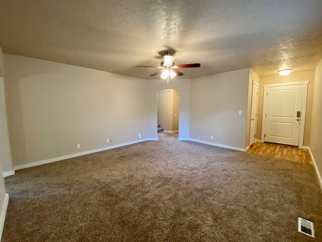 Building Photo - Lovely 4 Bedroom (+ Large bonus room) in B...