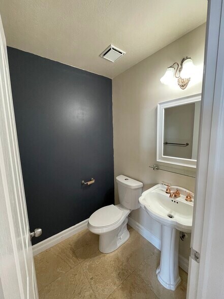 1/2 bathroom - 706 S 600 E
