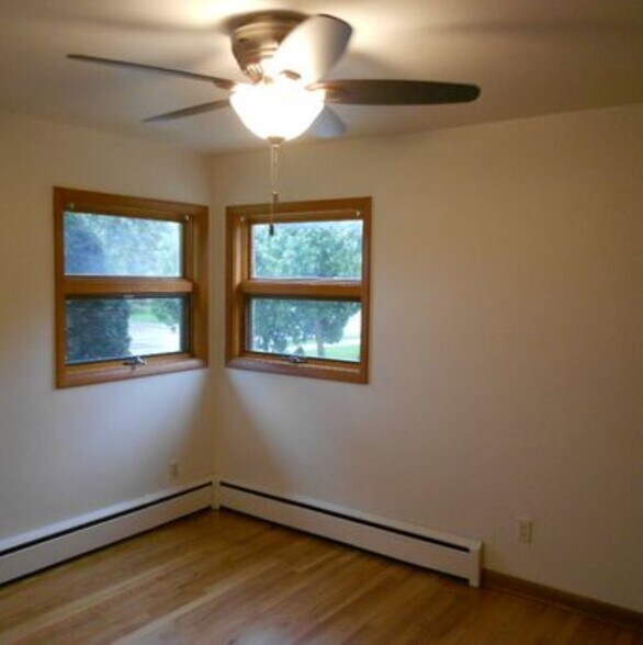 Building Photo - 112 E Dean Ave