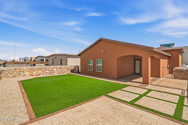Building Photo - 14925 Tierra Mirage Ave