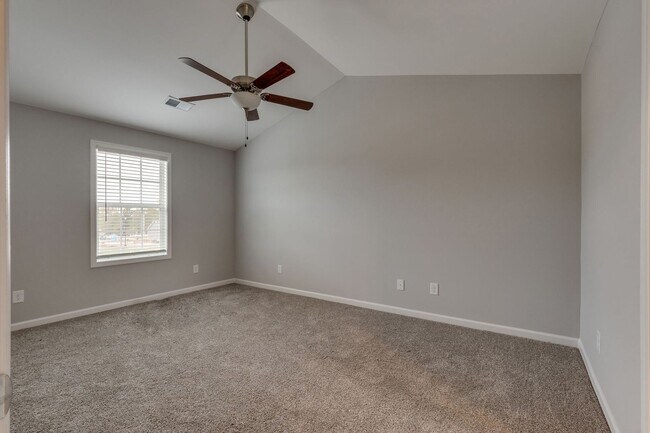 Building Photo - Live in Style and Comfort in Sought-After ...