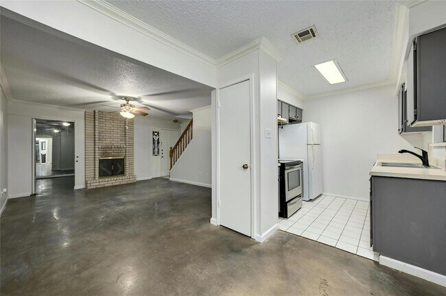 Building Photo - 8400 Jamestown Dr
