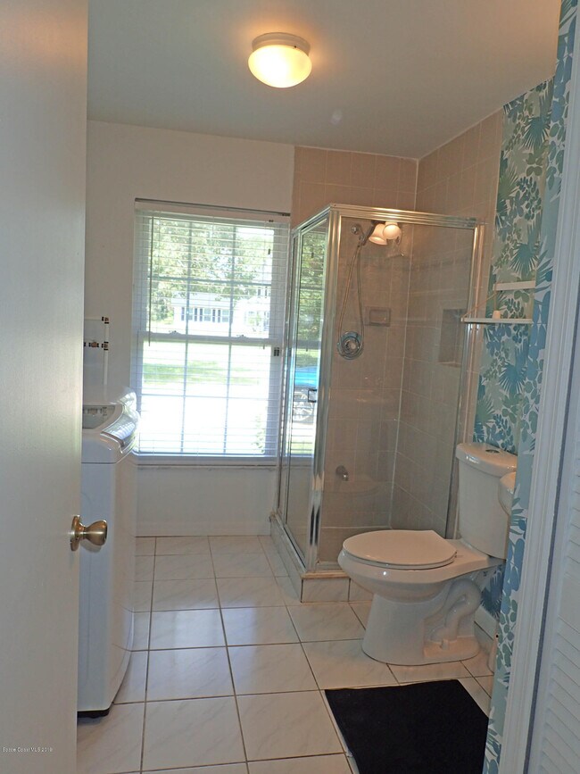 Building Photo - 525 Hidden Creek Dr