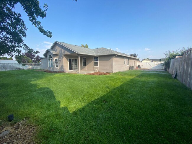 Building Photo - Beautiful 3bed, 2bath 2,550sq.ft. home in ...