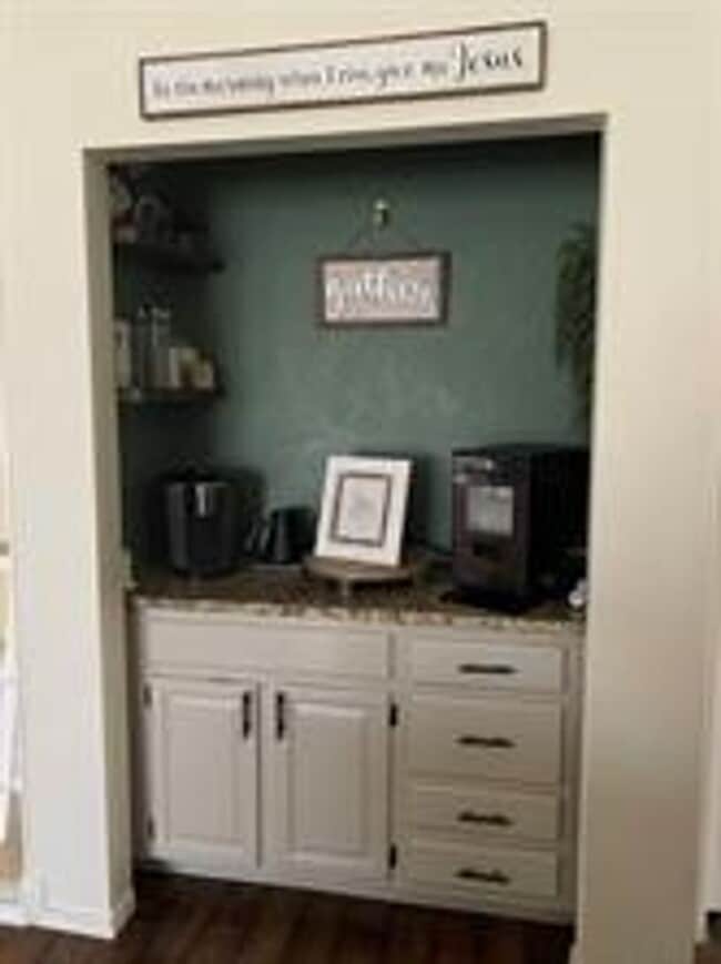 Building Photo - Beautifully Updated 3 Bedroom plus Study i...