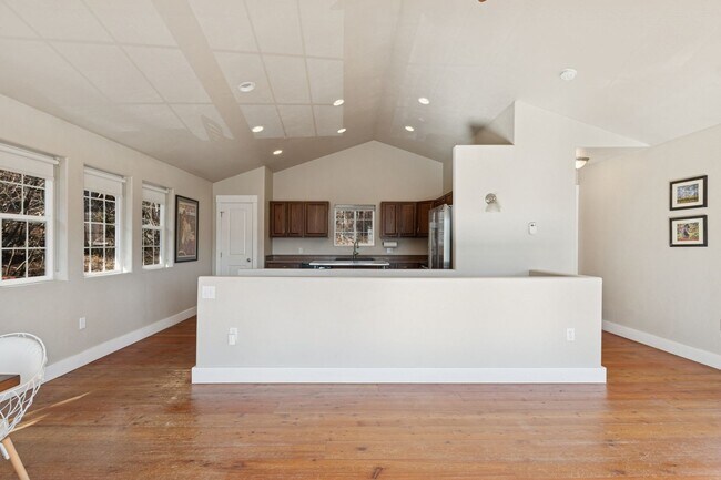 Building Photo - Cute Whitefish Home close to the Footbridge
