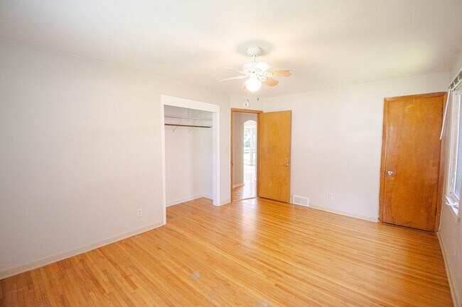 Building Photo - 306 19th Ave SW