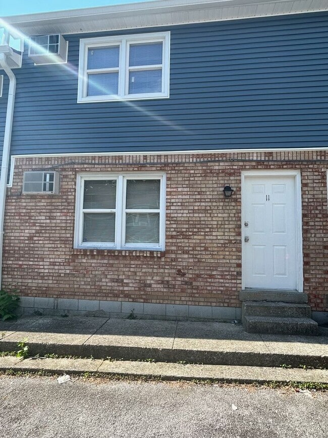 Building Photo - FIRST MONTH HALF OFF - 2 Bedroom in Versailles