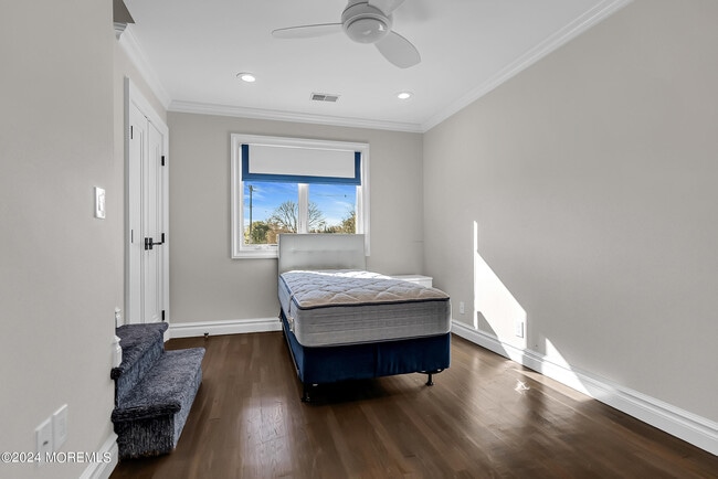 Building Photo - 215 Hollywood Ave