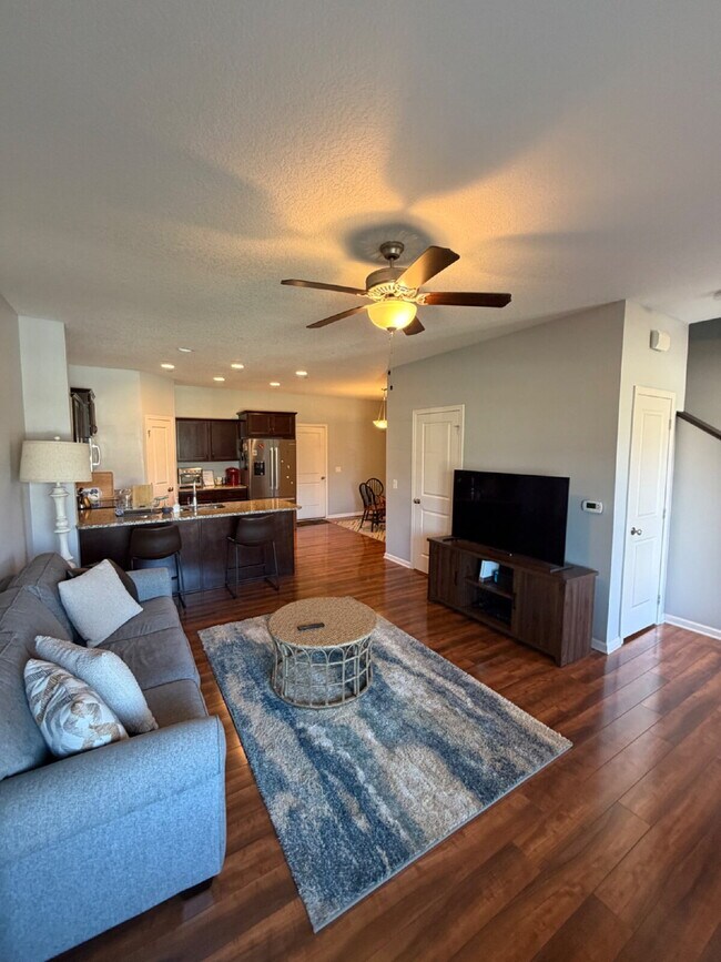 Building Photo - Charming 3-Bed 2.5-Bath Townhouse with Granite Finishes Near Jordan Creek Town Center