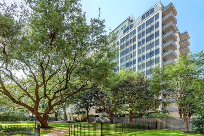 Building Photo - 2701 Westheimer Rd