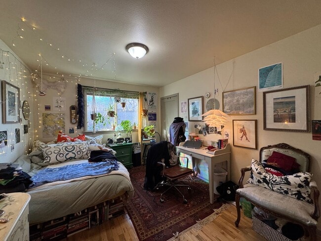 Building Photo - 7 Bed 2.5 Bath House - Near WWU