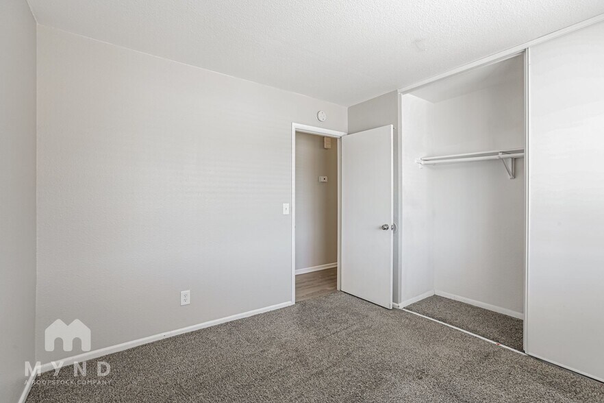 Building Photo - 261 Queen Marie Ct
