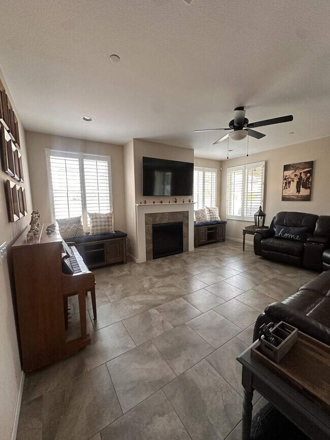 Building Photo - Stylish 4BR/3BA Home in Rosetta Canyon wit...
